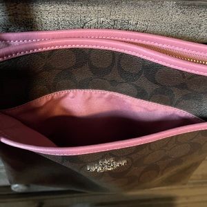 Crossbody Coach SO PRETTY great condition & very versatile!